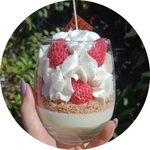 Vela tipo postre con fresas